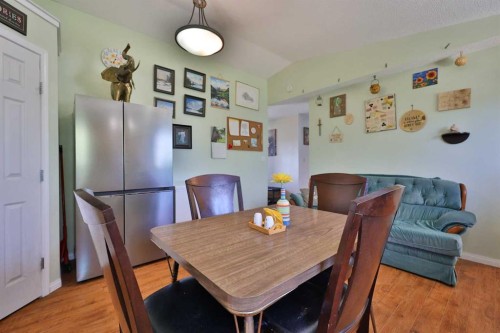 135 N 250 W, Raymond, AB - Indoor Photo Showing Dining Room