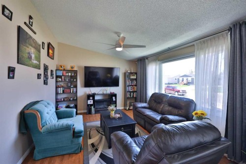 135 N 250 W, Raymond, AB - Indoor Photo Showing Living Room