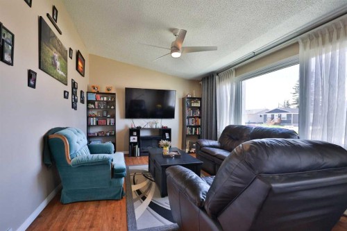 135 N 250 W, Raymond, AB - Indoor Photo Showing Living Room