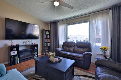 135 N 250 W, Raymond, AB - Indoor Photo Showing Living Room