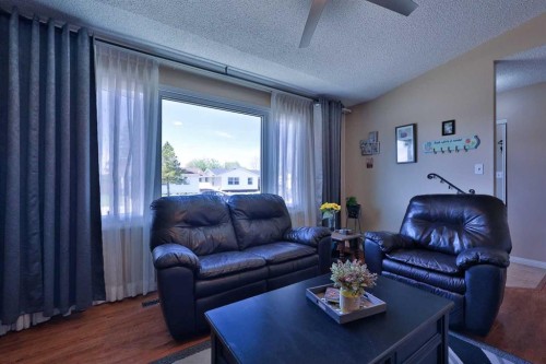 135 N 250 W, Raymond, AB - Indoor Photo Showing Living Room