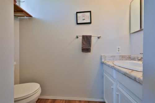135 N 250 W, Raymond, AB - Indoor Photo Showing Bathroom