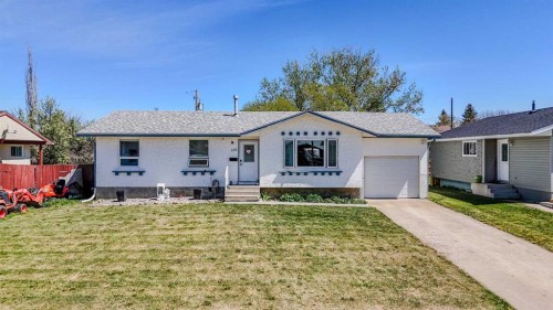 135 N 250 W, Raymond, AB - Outdoor With Facade