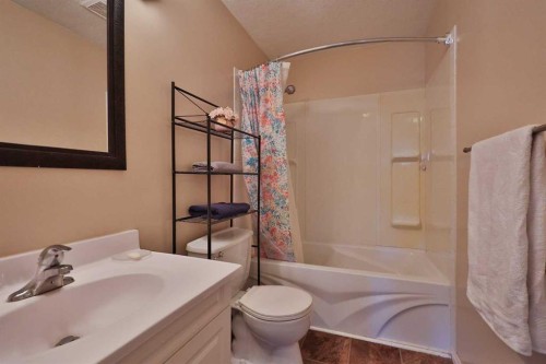 135 N 250 W, Raymond, AB - Indoor Photo Showing Bathroom