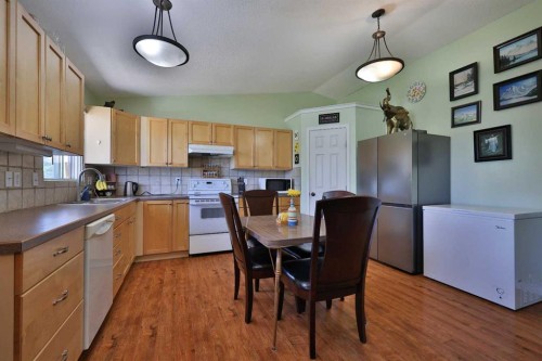 135 N 250 W, Raymond, AB - Indoor Photo Showing Other Room