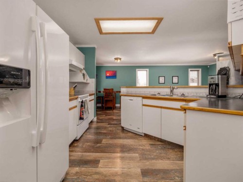 6005 46A Street, Taber, AB - Indoor Photo Showing Kitchen