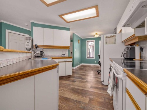 6005 46A Street, Taber, AB - Indoor Photo Showing Kitchen