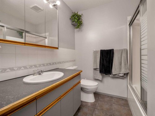 6005 46A Street, Taber, AB - Indoor Photo Showing Bathroom