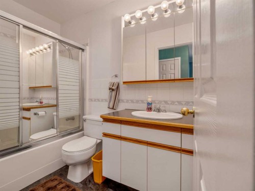 6005 46A Street, Taber, AB - Indoor Photo Showing Bathroom