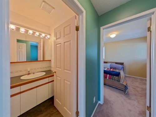 6005 46A Street, Taber, AB - Indoor Photo Showing Bathroom