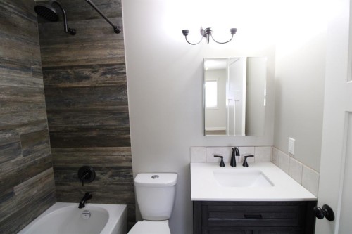 5715 56 St, Taber, AB - Indoor Photo Showing Bathroom