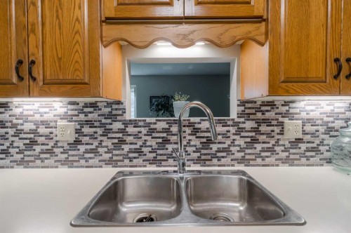 94 Elm Crescent South, Lethbridge, AB 