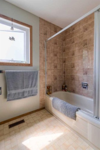94 Elm Crescent South, Lethbridge, AB 