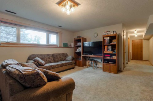 94 Elm Crescent South, Lethbridge, AB 