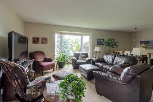 94 Elm Crescent South, Lethbridge, AB 