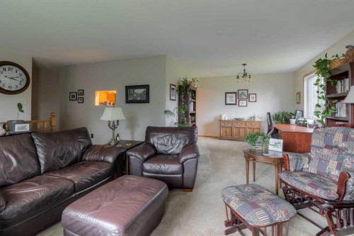 94 Elm Crescent South, Lethbridge, AB 
