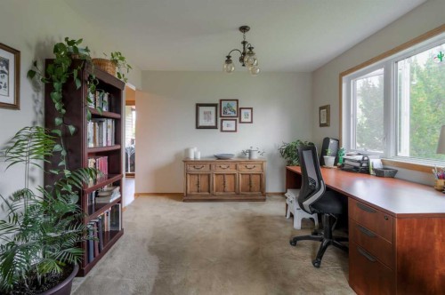 94 Elm Crescent South, Lethbridge, AB 