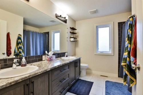 865 Atlantic Cove West, Lethbridge, AB - Indoor Photo Showing Bathroom