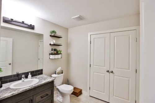 865 Atlantic Cove West, Lethbridge, AB - Indoor Photo Showing Bathroom