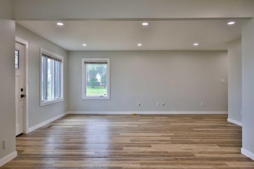 340 E 400 N, Raymond, AB - Indoor Photo Showing Other Room