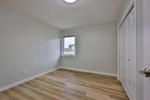 340 E 400 N, Raymond, AB - Indoor Photo Showing Other Room