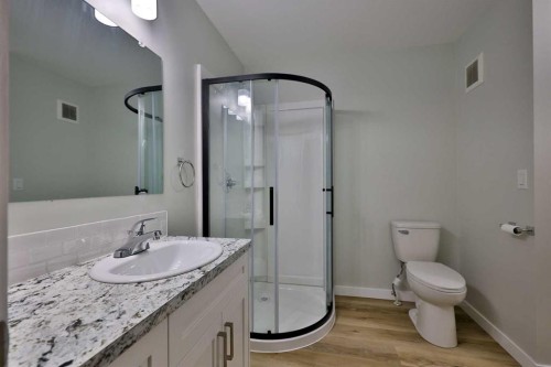 340 E 400 N, Raymond, AB - Indoor Photo Showing Bathroom