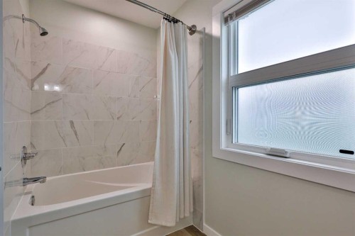340 E 400 N, Raymond, AB - Indoor Photo Showing Bathroom