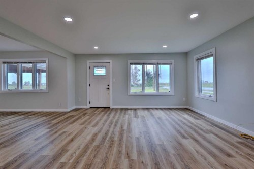 340 E 400 N, Raymond, AB - Indoor Photo Showing Other Room