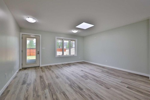 340 E 400 N, Raymond, AB - Indoor Photo Showing Other Room