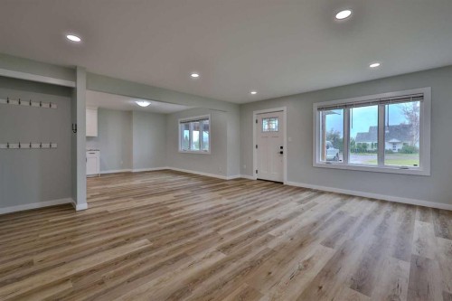 340 E 400 N, Raymond, AB - Indoor Photo Showing Other Room