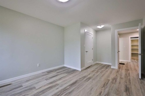 340 E 400 N, Raymond, AB - Indoor Photo Showing Other Room