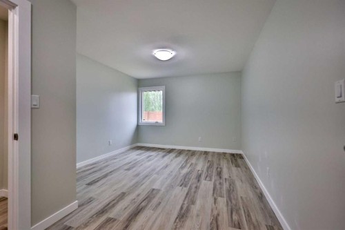 340 E 400 N, Raymond, AB - Indoor Photo Showing Other Room