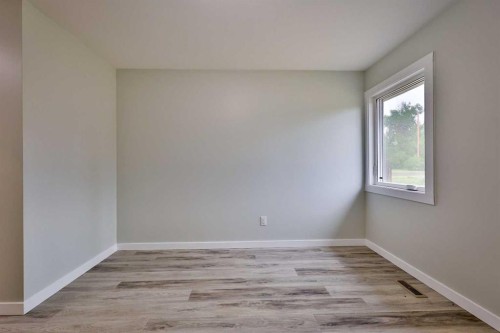 340 E 400 N, Raymond, AB - Indoor Photo Showing Other Room