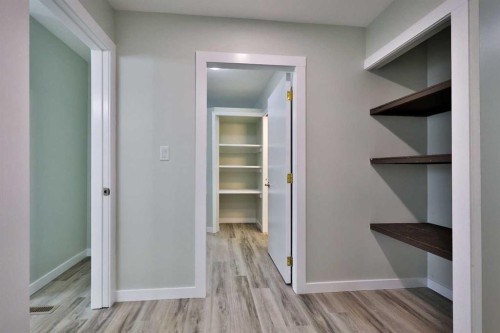 340 E 400 N, Raymond, AB - Indoor Photo Showing Other Room