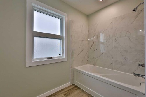 340 E 400 N, Raymond, AB - Indoor Photo Showing Bathroom