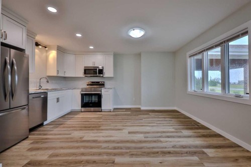340 E 400 N, Raymond, AB - Indoor Photo Showing Kitchen