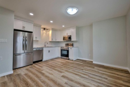 340 E 400 N, Raymond, AB - Indoor Photo Showing Kitchen