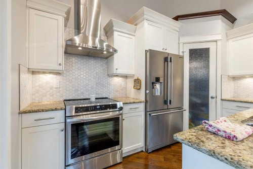 293 Heritage Boulevard West, Lethbridge, AB - Indoor Photo Showing Kitchen With Upgraded Kitchen