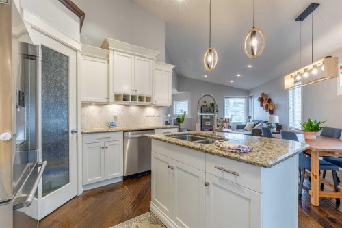 293 Heritage Boulevard West, Lethbridge, AB - Indoor Photo Showing Kitchen With Double Sink With Upgraded Kitchen