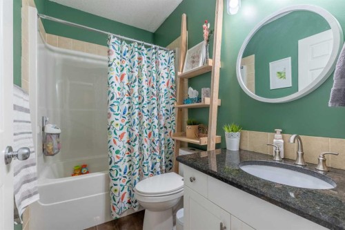 293 Heritage Boulevard West, Lethbridge, AB - Indoor Photo Showing Bathroom