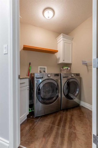293 Heritage Boulevard West, Lethbridge, AB - Indoor Photo Showing Laundry Room