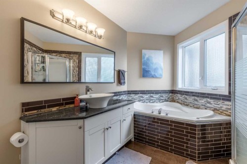 293 Heritage Boulevard West, Lethbridge, AB - Indoor Photo Showing Bathroom