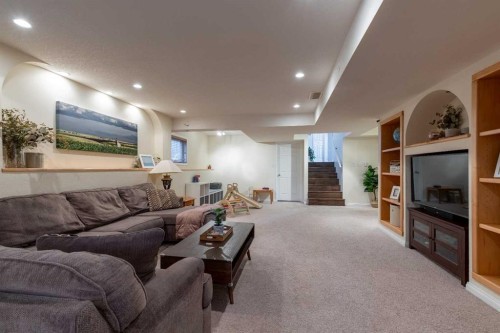 293 Heritage Boulevard West, Lethbridge, AB - Indoor Photo Showing Living Room