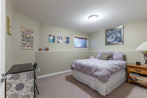 293 Heritage Boulevard West, Lethbridge, AB - Indoor Photo Showing Bedroom