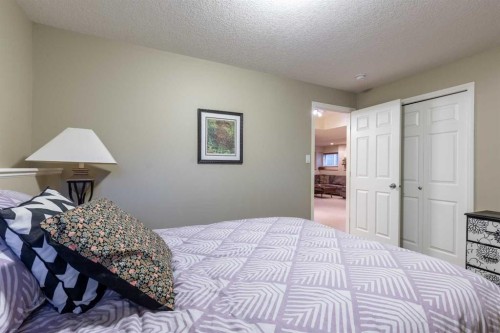 293 Heritage Boulevard West, Lethbridge, AB - Indoor Photo Showing Bedroom