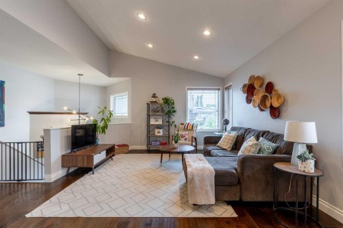293 Heritage Boulevard West, Lethbridge, AB - Indoor Photo Showing Living Room