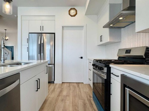 18 Blackwolf Pass North, Lethbridge, AB - Indoor Photo Showing Kitchen With Double Sink With Upgraded Kitchen