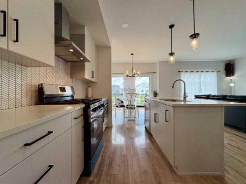 18 Blackwolf Pass North, Lethbridge, AB - Indoor Photo Showing Kitchen With Upgraded Kitchen