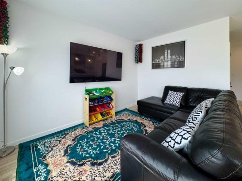 18 Blackwolf Pass North, Lethbridge, AB - Indoor Photo Showing Living Room