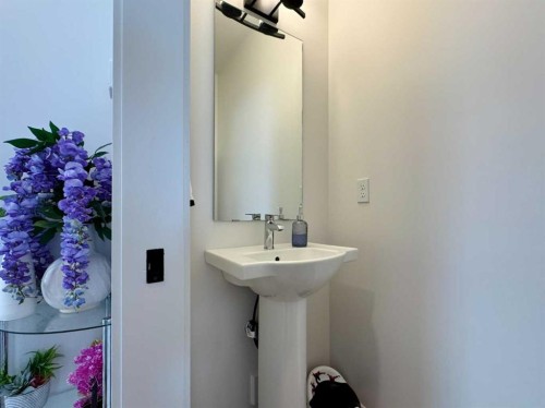 18 Blackwolf Pass North, Lethbridge, AB - Indoor Photo Showing Bathroom